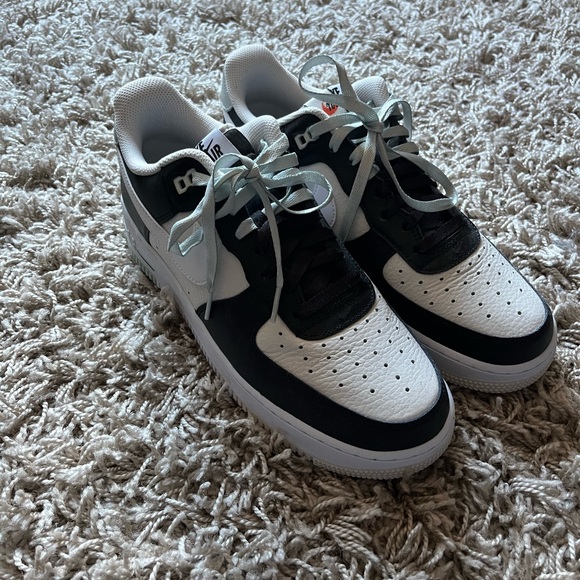 Men’s Nike Air Force 1 ‘07 LV8- Black/Light Silver Phantom US 10 - Picture 3 of 7